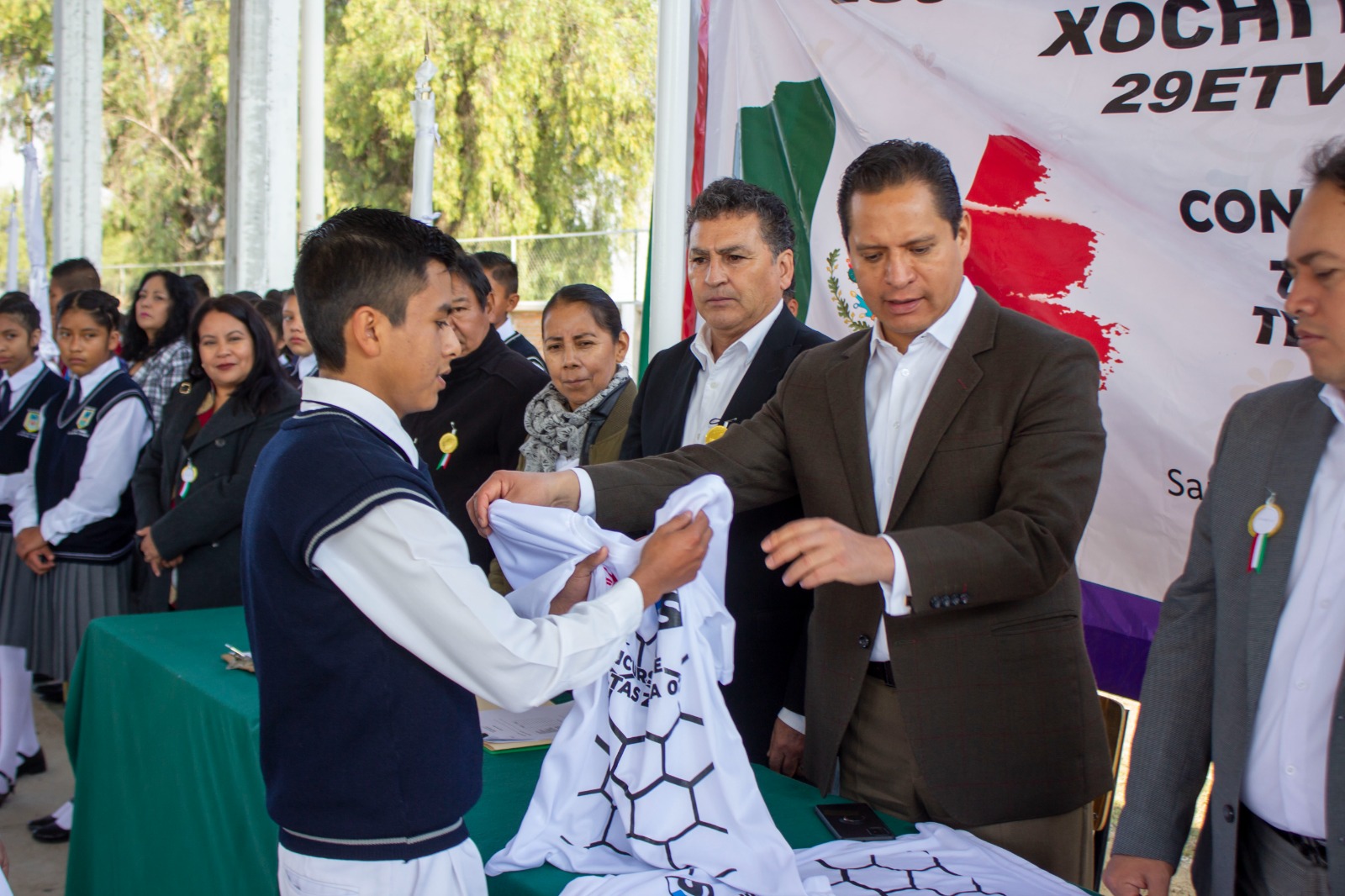 Luis Antonio Herrera apoya a participantes del Concurso de Escoltas de la Zona Escolar 02